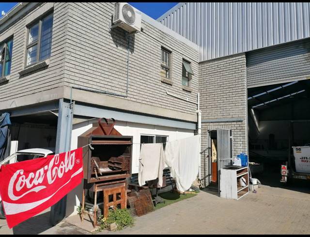 1,000M² WAREHOUSE FOR SALE IN RACING PARK
